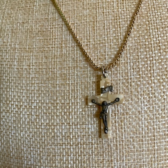 Elegant Gold Cross Pendant Necklace - Picture 4 of 8